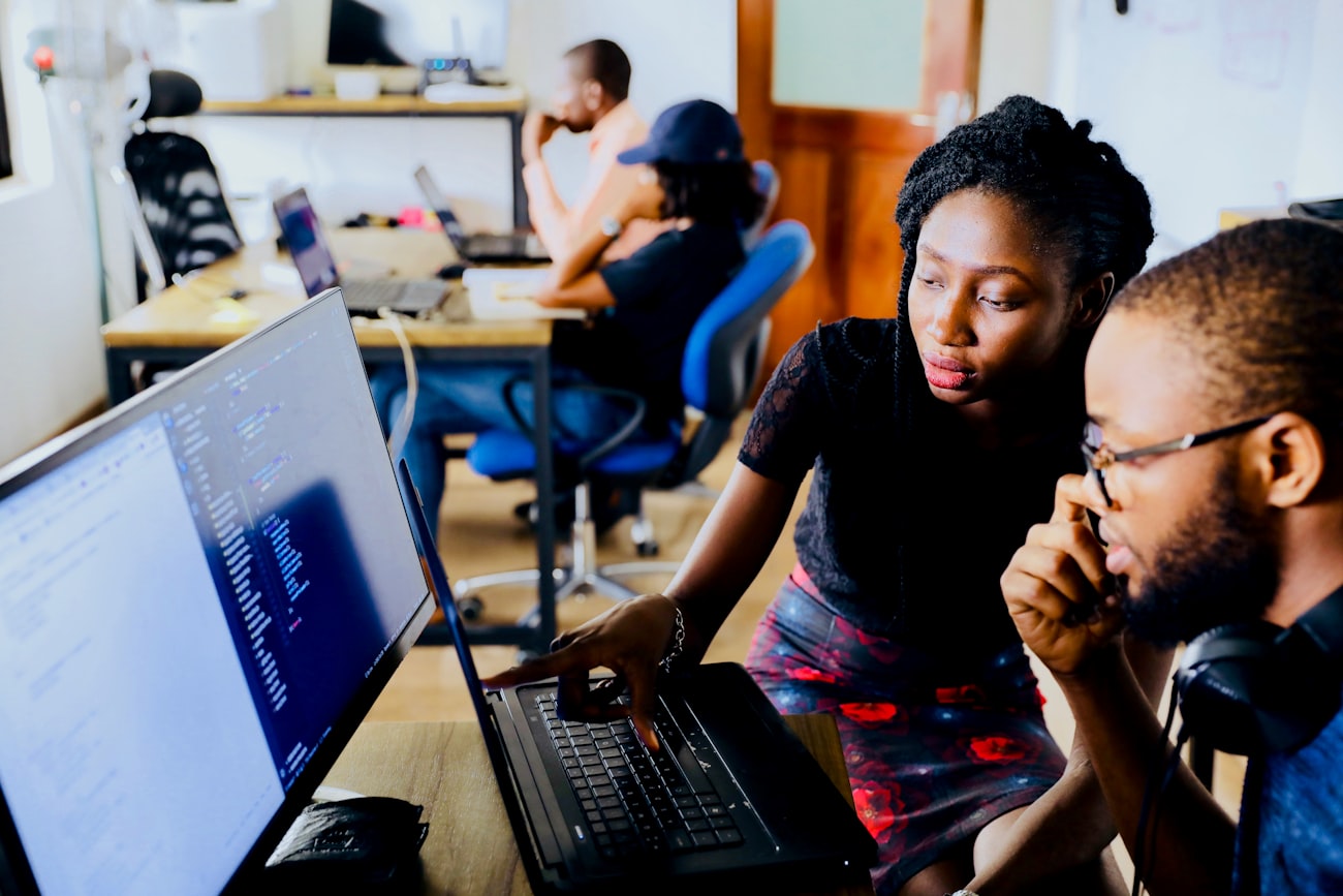 Students working in the Vibrant College computer lab